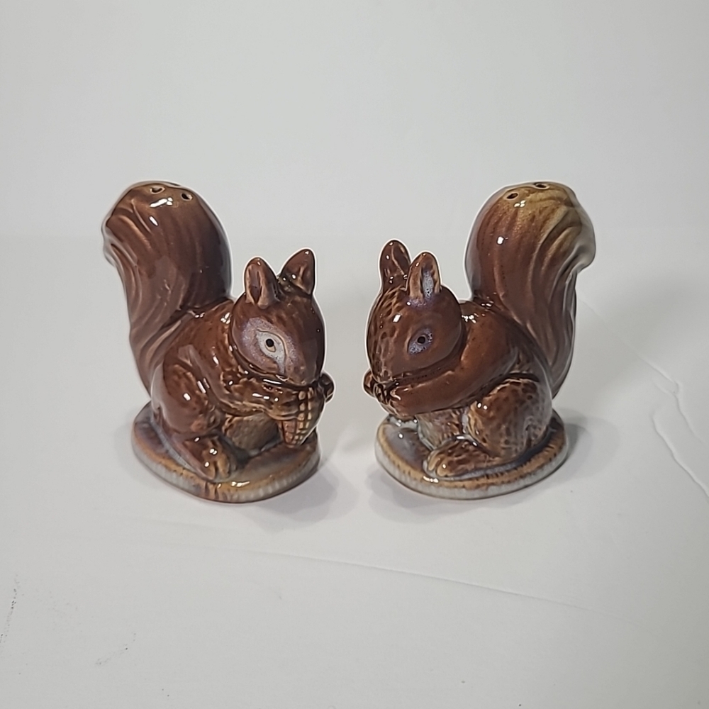 Vintage Pair Of Squirrels Eating Acorns/Corn Salt & Pepper Shakers